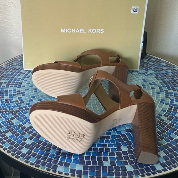 Michael Kors Sandals Size 10 in the color Luggage - Picture 3 of 8